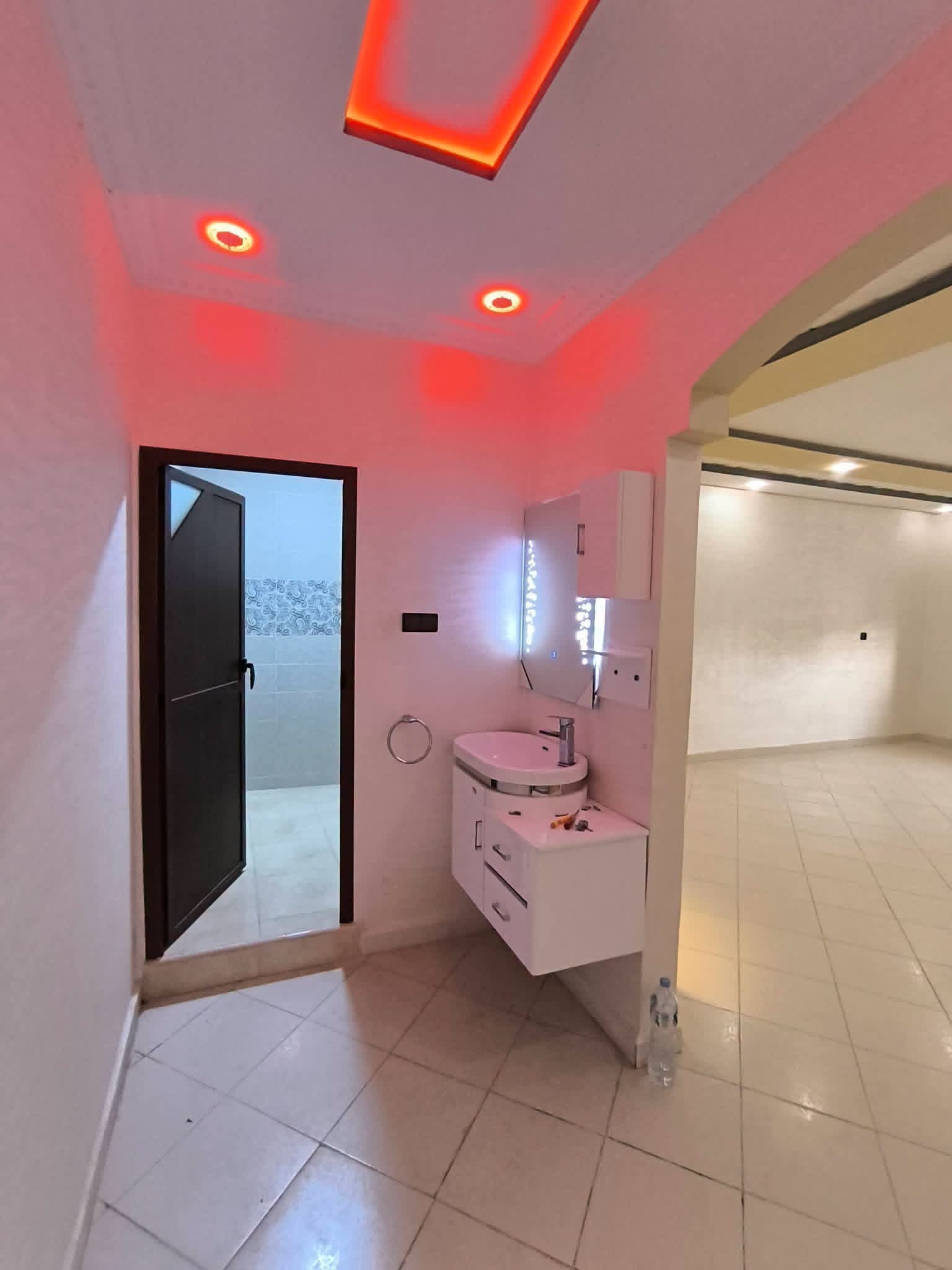 🏡✨ شقة للكراء بحي 84 – مدينة العيون ✨🏡 📍 الموقع: حي 84 🏢 الطابق الثالث 💰 ثمن الكراء: 2000 درهم شهرياً ✅🏢 وكالة الغنضور للعقارات في مدينة العيون